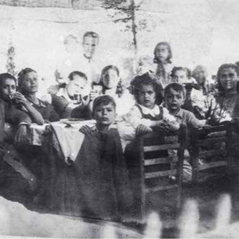Historische Schwarz-Weiß-Aufnahme der Familie beim gemeinsamen Essen am Tisch