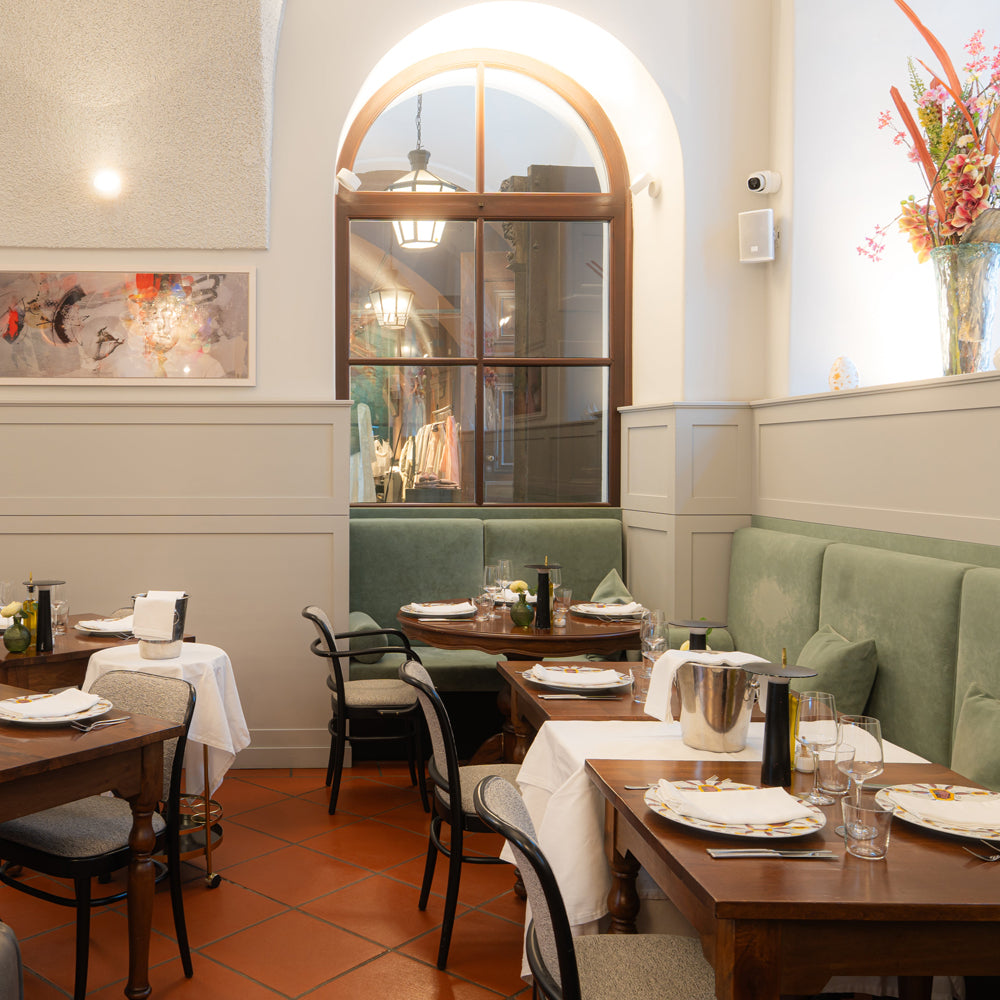 Aufnahme gedeckter Tische im Restaurant Trattoria Martinelli