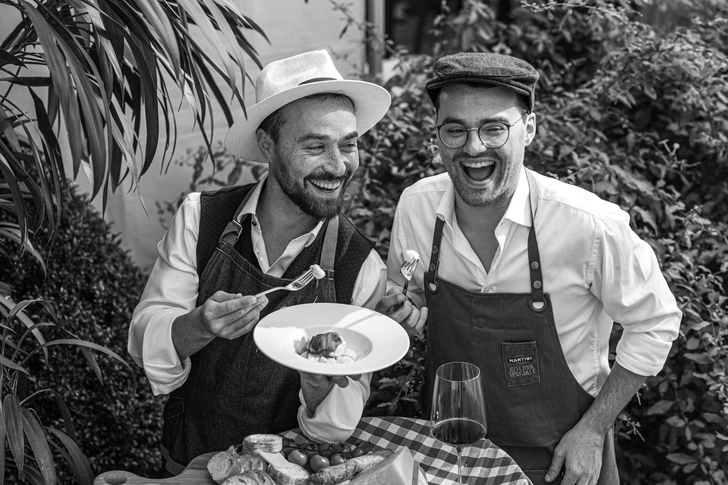 Luigi und Antonio essen Pasta